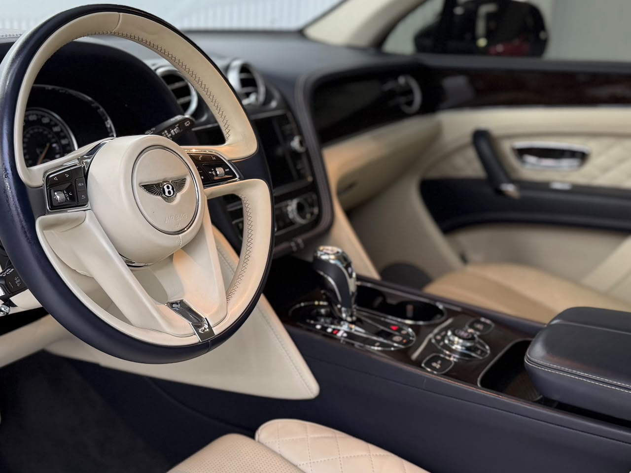 Bentley Bentayga Standard 10