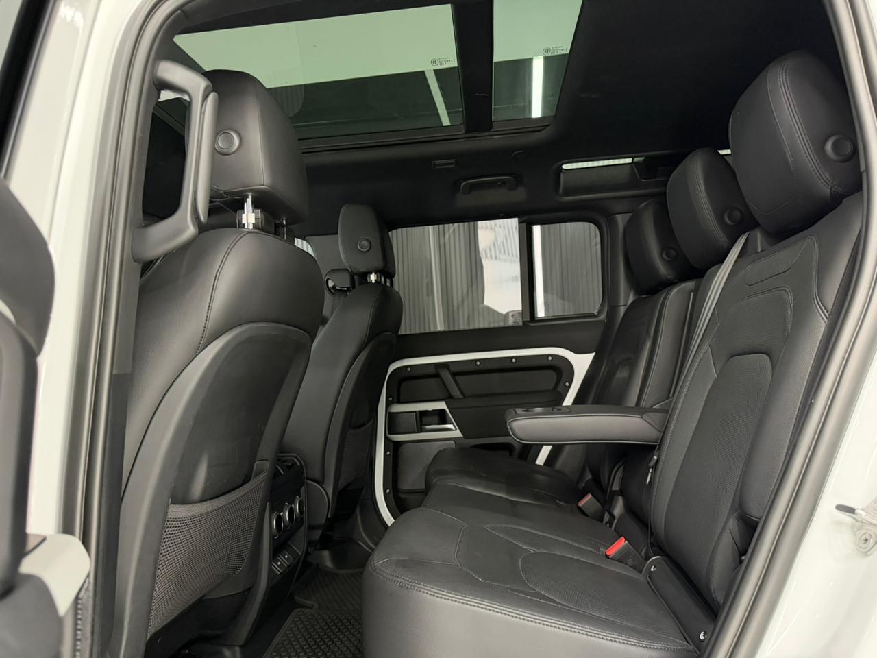 Land Rover Defender 110 S P300 11